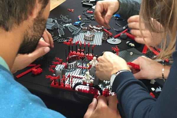 Un circuit LEGO géant à construire en équipe , une activité de  team-building à découvrir